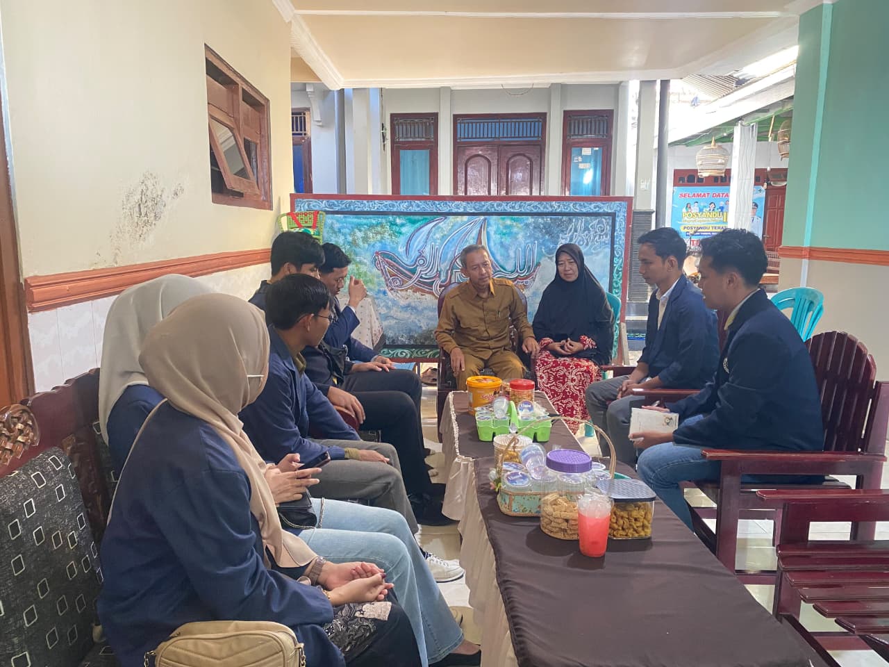 Mahasiswa KKN Kolaborasi Universitas Madura dan Universitas Negeri Malang Bahas Program Kerja Bersama Kepala Desa Padelegan